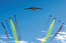 震撼閱兵，堅持跟隨黨的步伐